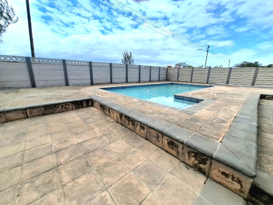 6 Bedroom Property for Sale in Gonubie Eastern Cape